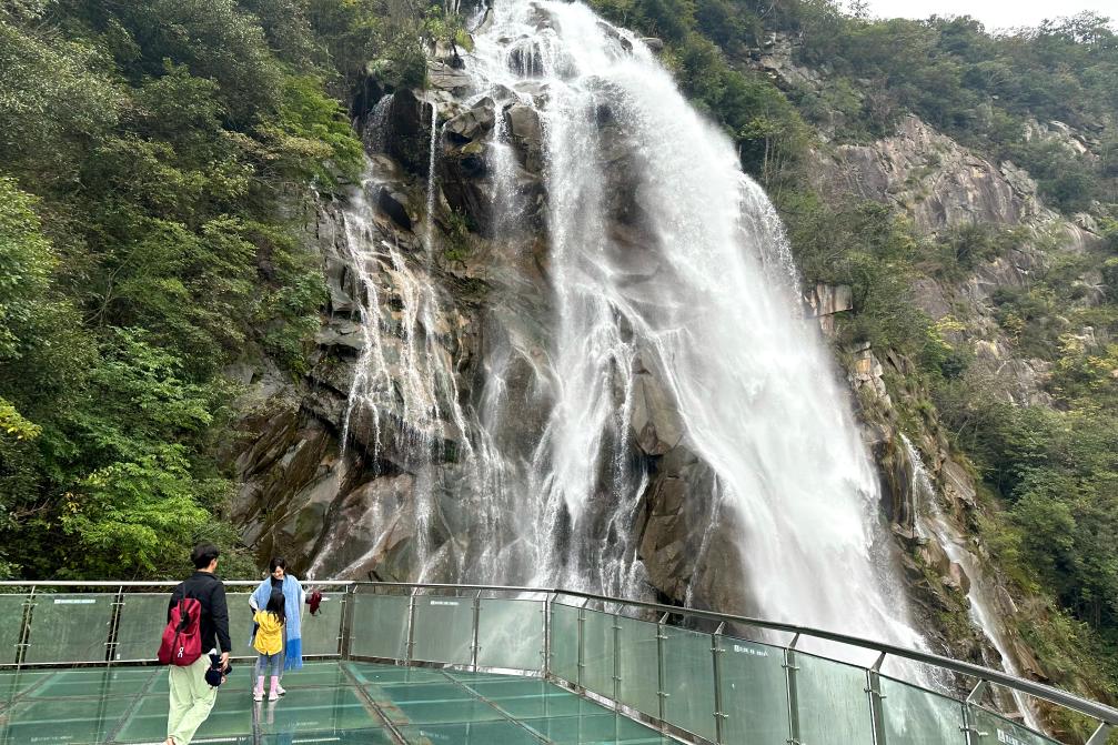 　　游客在位于安徽省安慶市岳西縣黃尾鎮的大別山彩虹瀑布風景區內游玩（10月12日攝）。新華社記者 欒若卉 攝